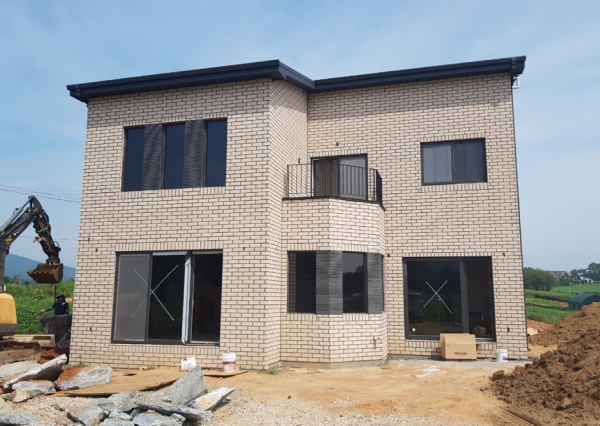 점토타일과 외장세라믹타일으로 시공했습니다.