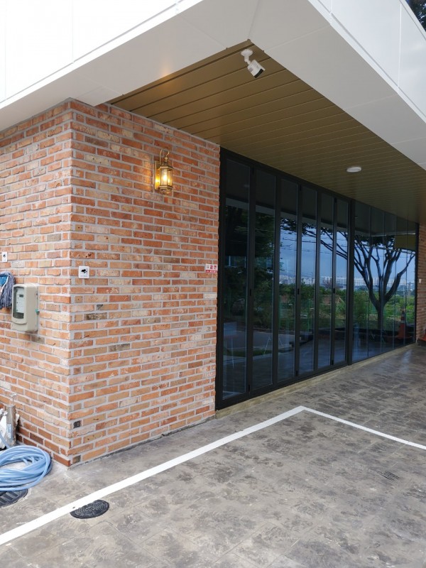 샌드위치 판넬 위 적고 벽돌 타일